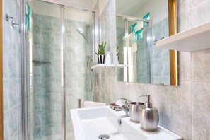 Douche, sèche-cheveux, serviettes fournies, savon