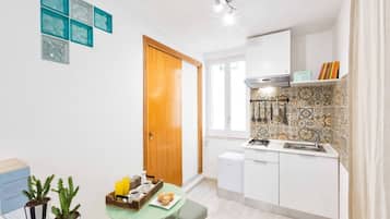 KylskÄp, ugn, spishÀll och kaffe- och tebryggare