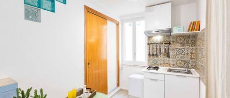 Réfrigérateur, four, plaque de cuisson, cafetière/bouilloire