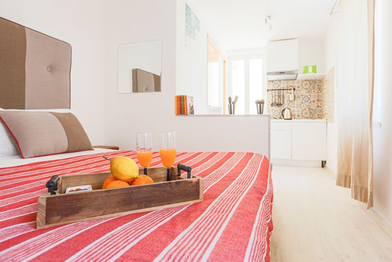 1 quarto, ferros/tábuas de passar roupa, berço de viagem