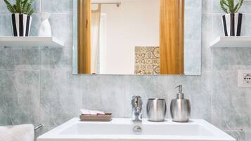 Dusch, hÄrtork, handdukar och tvÄl