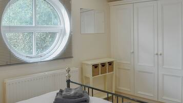 4 bedrooms, bed sheets