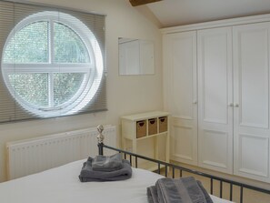 4 bedrooms, bed sheets - 4 bedroom accommodation in Standon (Standon)