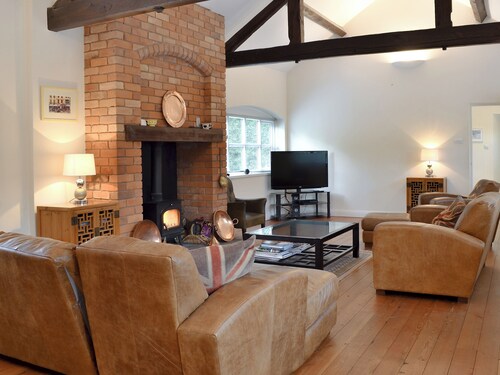 4 bedroom accommodation in Standon