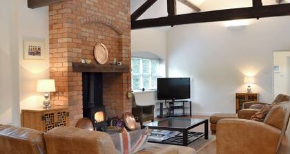 4 bedroom accommodation in Standon