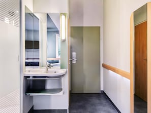 Twin Room | Desk, blackout drapes, soundproofing, free WiFi