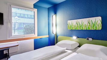 Zweibettzimmer | Schreibtisch, Verdunkelungsvorhänge, schallisolierte Zimmer