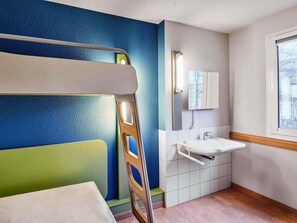 Shower, towels, soap, shampoo - B&B HOTEL Bremen-Süd (Bremen)