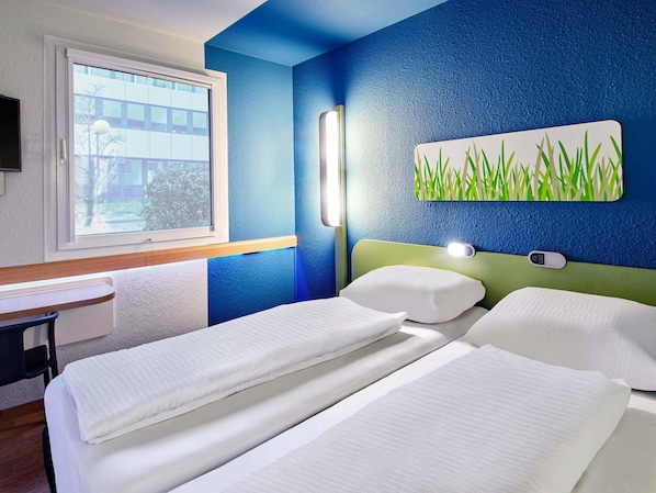 Desk, blackout drapes, soundproofing, free WiFi