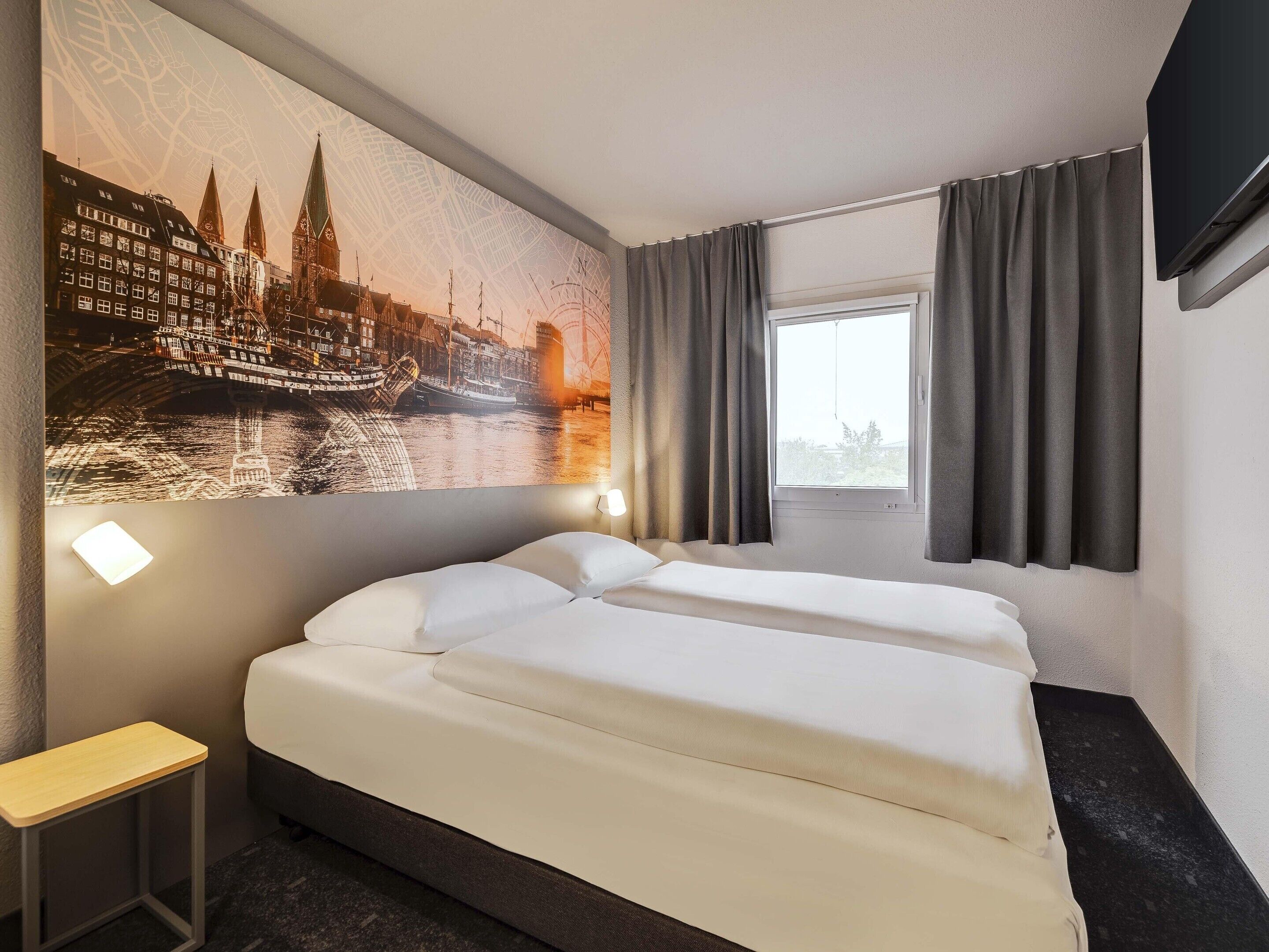 Schreibtisch, Verdunkelungsvorhänge, schallisolierte Zimmer