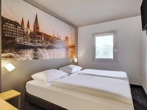 Twin Room | Desk, blackout drapes, soundproofing, WiFi (free)