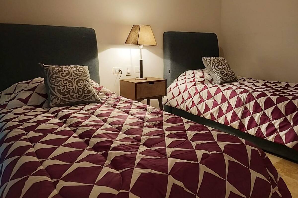 Classic-Apartment, 2 Schlafzimmer, Nichtraucher (1 King bed, 2 Single Beds) | Bügeleisen/Bügelbrett, Zustellbetten, kostenloses WLAN, Bettwäsche