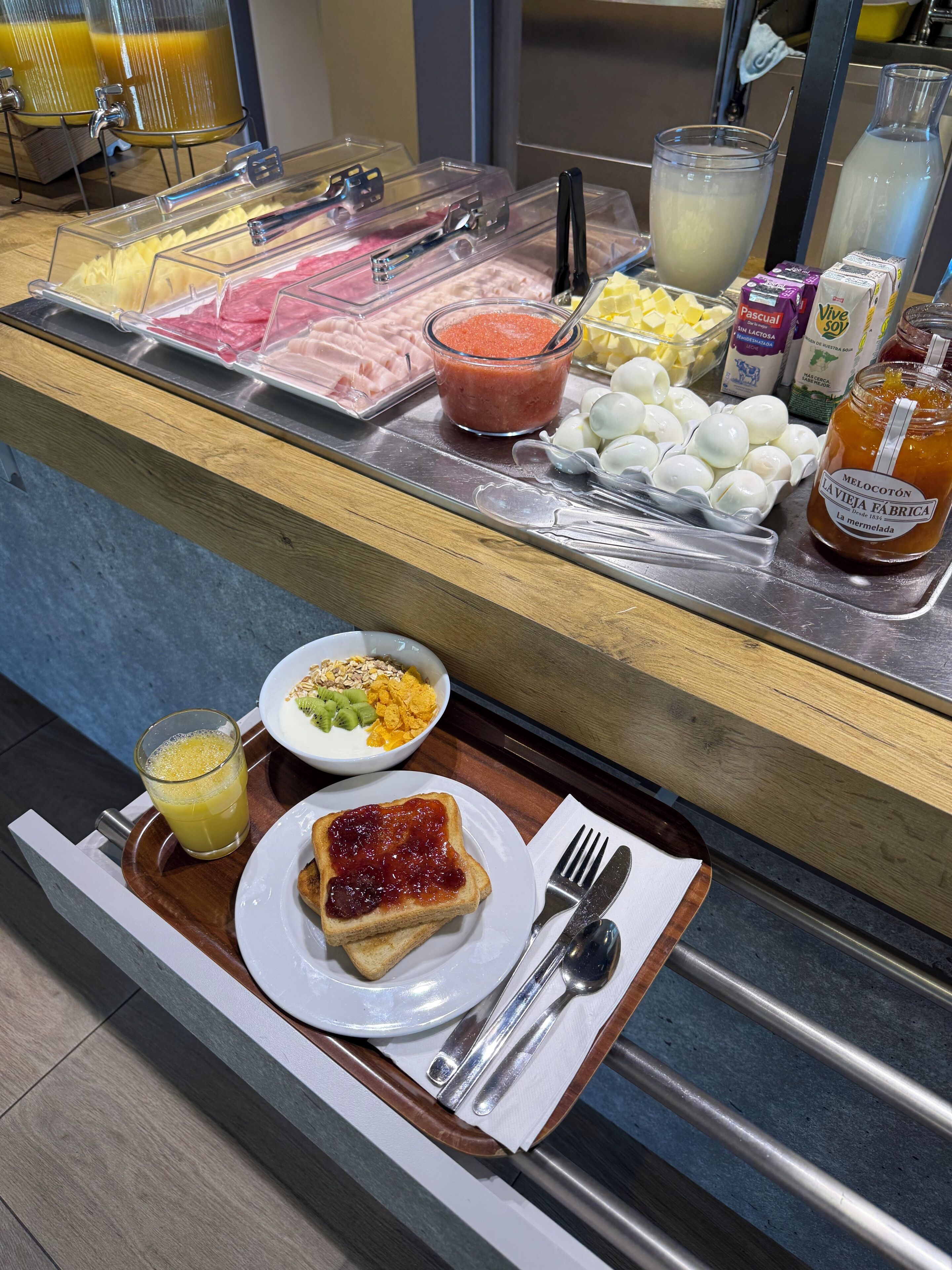Un bufé de desayuno con diversos alimentos y bebidas.