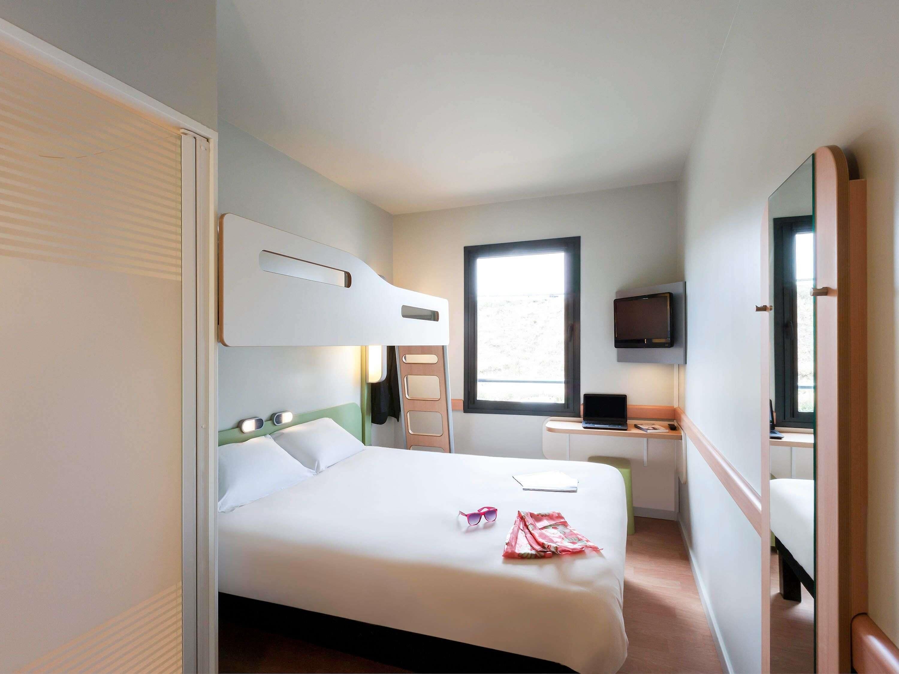 Soundproofing, free WiFi, bed sheets