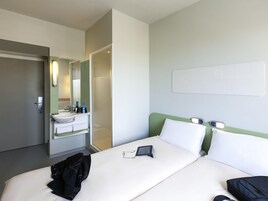 Quarto básico, 2 camas de solteiro | Quartos à prova de som, Wi-Fi de cortesia, roupa de cama
