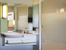 Quarto família, 1 cama de casal | Quartos à prova de som, Wi-Fi de cortesia, roupa de cama