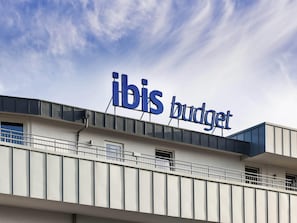 Un edificio con un cartel que dice 'ibis budget'.
