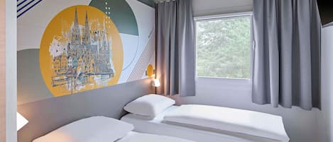 Twin Room | Desk, blackout drapes, soundproofing, free WiFi