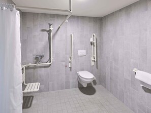 Douche, serviettes fournies, savon, shampoing