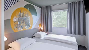Schreibtisch, Verdunkelungsvorhänge, schallisolierte Zimmer
