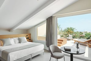 Suite, vistas al mar | 1 dormitorio, caja fuerte, escritorio y wifi gratis