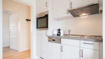 Apartemen, balkon | Dapur pribadi | Lemari es, oven, kompor, dan mesin espresso