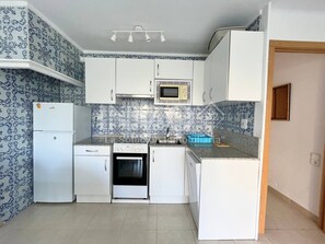 Jääkaappi, mikroaaltouuni, astianpesukone, kahvin-/teenkeitin