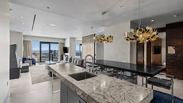 Luxurious Penthouse | Full Strip View! | Eigene Küche