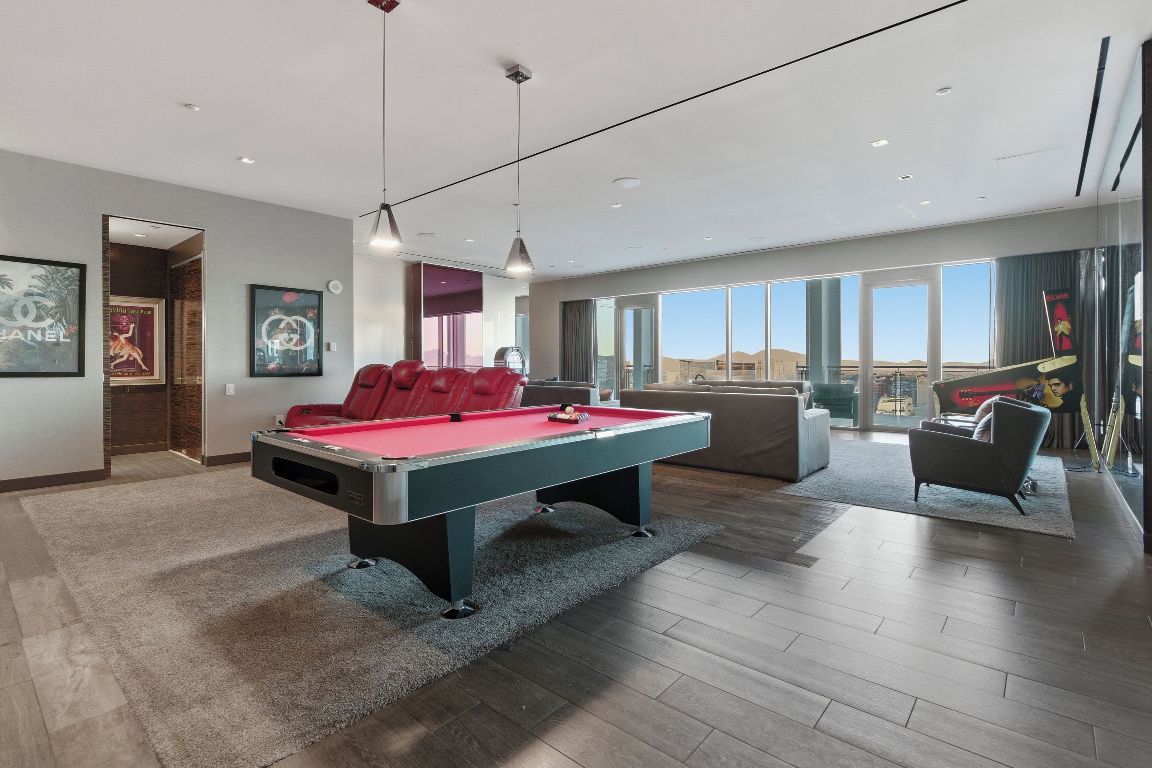 Playboy VIP Penthouse | Jacuzzi on Balcony! | Área de estar | Smart TV 65 polegadas com canais a cabo, TV, lareira