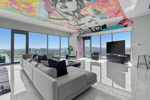 Designer Penthouse | Full Strip View | Jacuzzi Unavailable | Area keluarga | Smart TV 65-inci dengan saluran TV kabel, TV, dan perapian