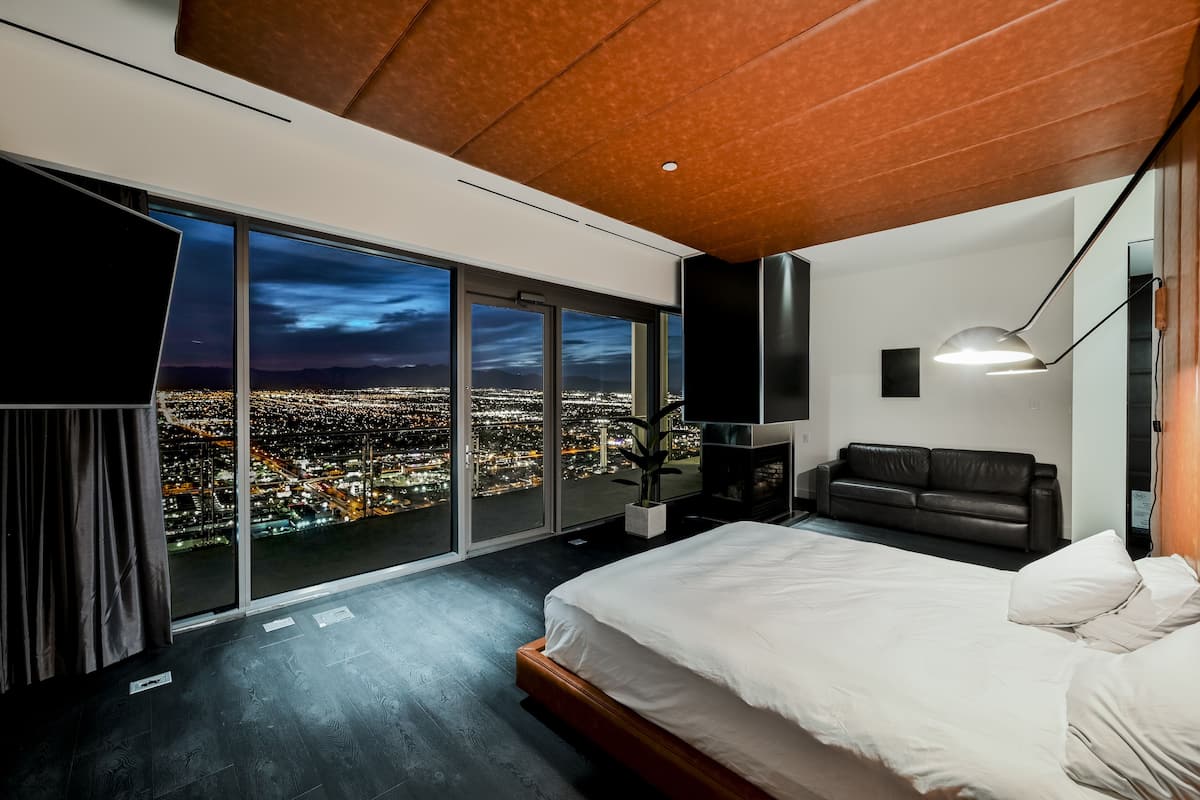 Penthouse Eksklusif, hot tub, pemandangan kota | 2 kamar tidur, seprai katun Mesir, dan seprai premium