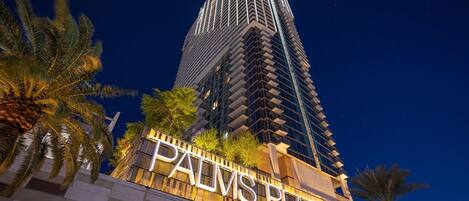 Fachada de la propiedad por la tarde o noche