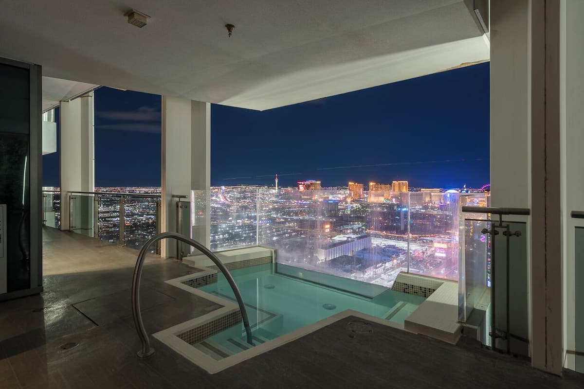 Skyline Penthouse | VIP Strip View Jacuzzi on Balcony! | Balkon