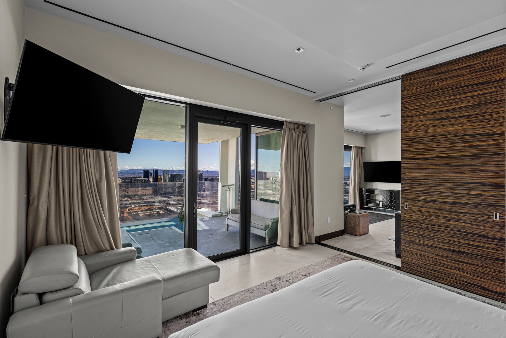 Luxurious Penthouse | Full Strip View! | Egyptiske bomuldslagner, premium-sengetøj, dundyner