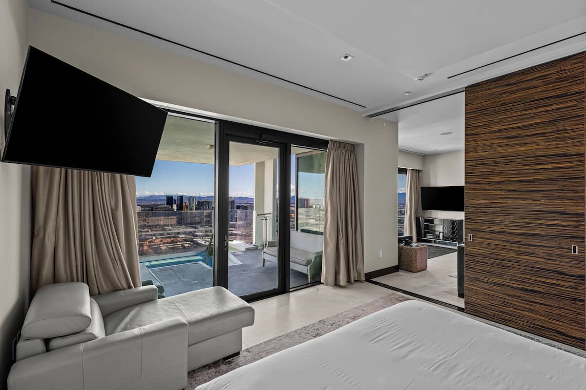 Luxurious Penthouse | Full Strip View! | Egyptiske bomuldslagner, premium-sengetøj, dundyner