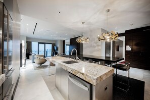 Luxurious Penthouse | Jacuzzi on Balcony! | Cuisine privée | Réfrigérateur, micro-ondes, four, plaque de cuisson