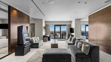 Luxurious Penthouse | Full Strip View! | Wohnzimmer