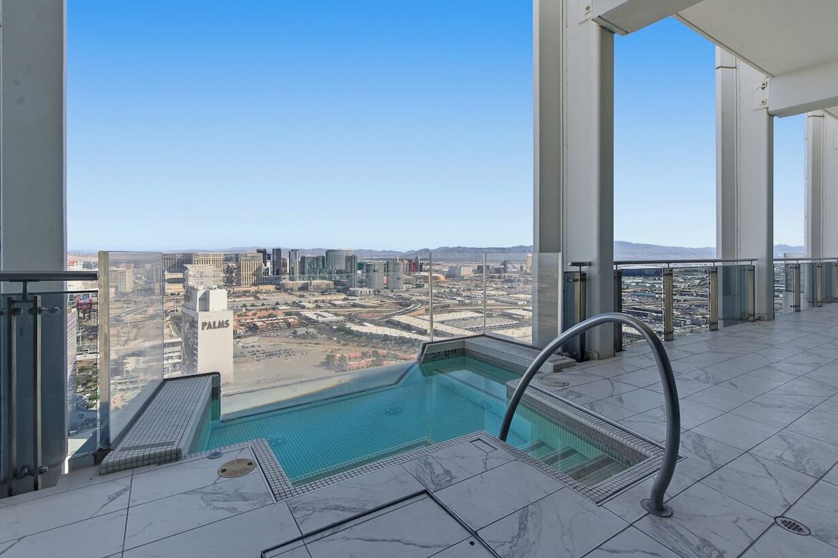 Playboy VIP Penthouse | Jacuzzi on Balcony! | Balkon