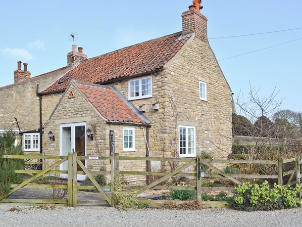 Exterior - 2 bedroom accommodation in Brompton by Sawdon (Brompton by Sawdon)