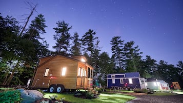 Rumah, 1 Tempat Tidur Queen, dapur kecil (Henry Tiny House) | Didekorasi berbeda-beda dan dilengkapi dengan perabotan berbeda-beda