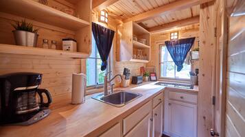 独立别墅, 多张床, 简易厨房 (Murphy Tiny House) | 私人厨房 | 冰箱、微波炉、炉灶、厨具/餐具