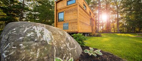 Casa, varias camas, cocineta (EmersonTiny House) | Decoración personalizada y muebles diferentes