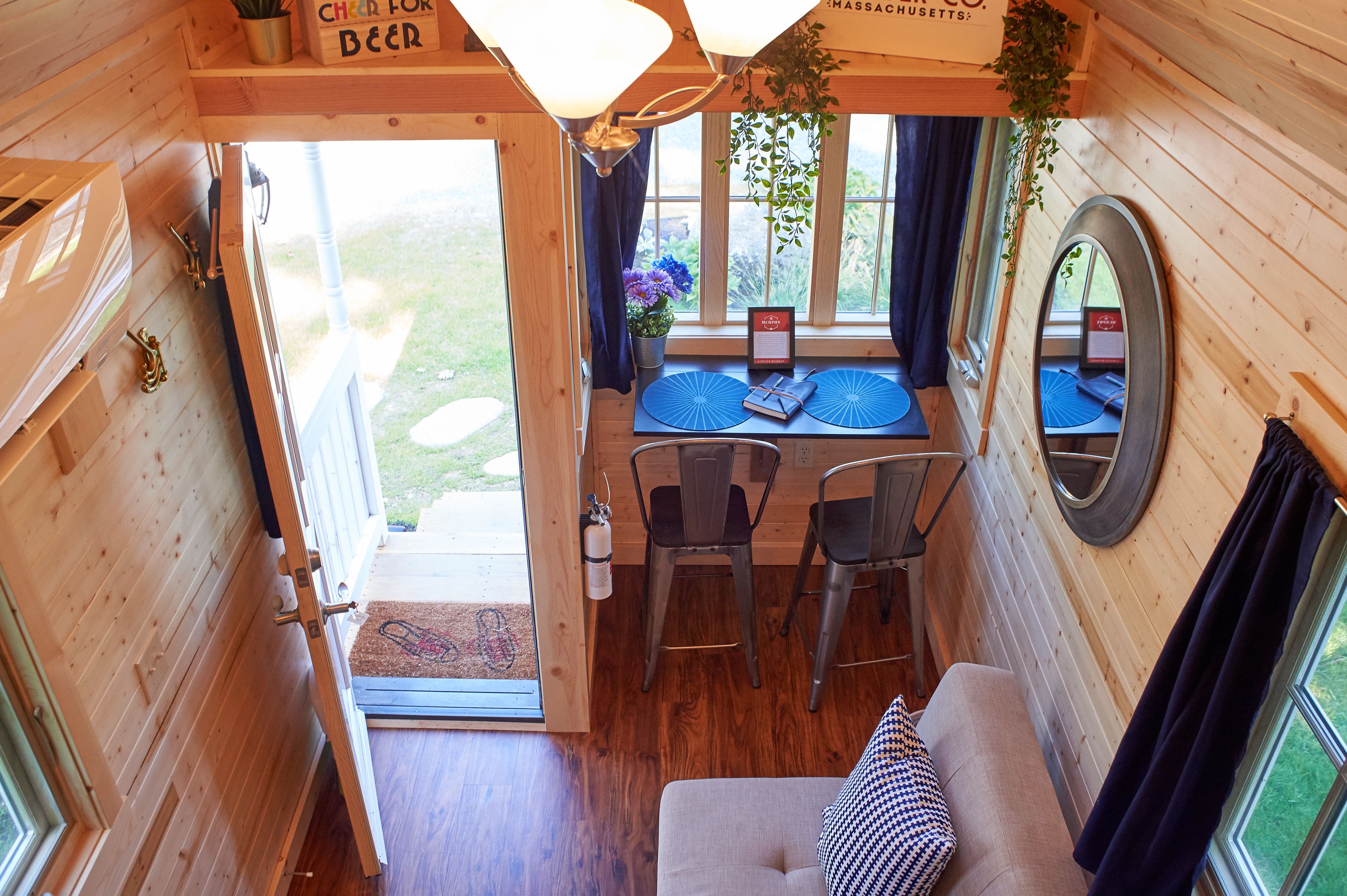 Casa, varias camas, cocineta (Murphy Tiny House) | Servicio a la habitación