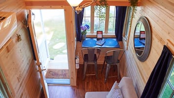 Casa, varias camas, cocineta (Murphy Tiny House) | Servicio a la habitación