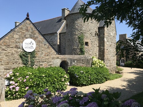 The hideout of Violette, the cocoon of lovers on the pink granite coast