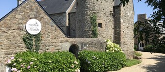 The hideout of Violette, the cocoon of lovers on the pink granite coast