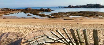 The hideout of Violette, the cocoon of lovers on the pink granite coast