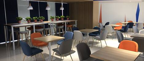 Un comedor moderno con varias mesas y sillas, plantas en macetas y una pared decorativa de madera.