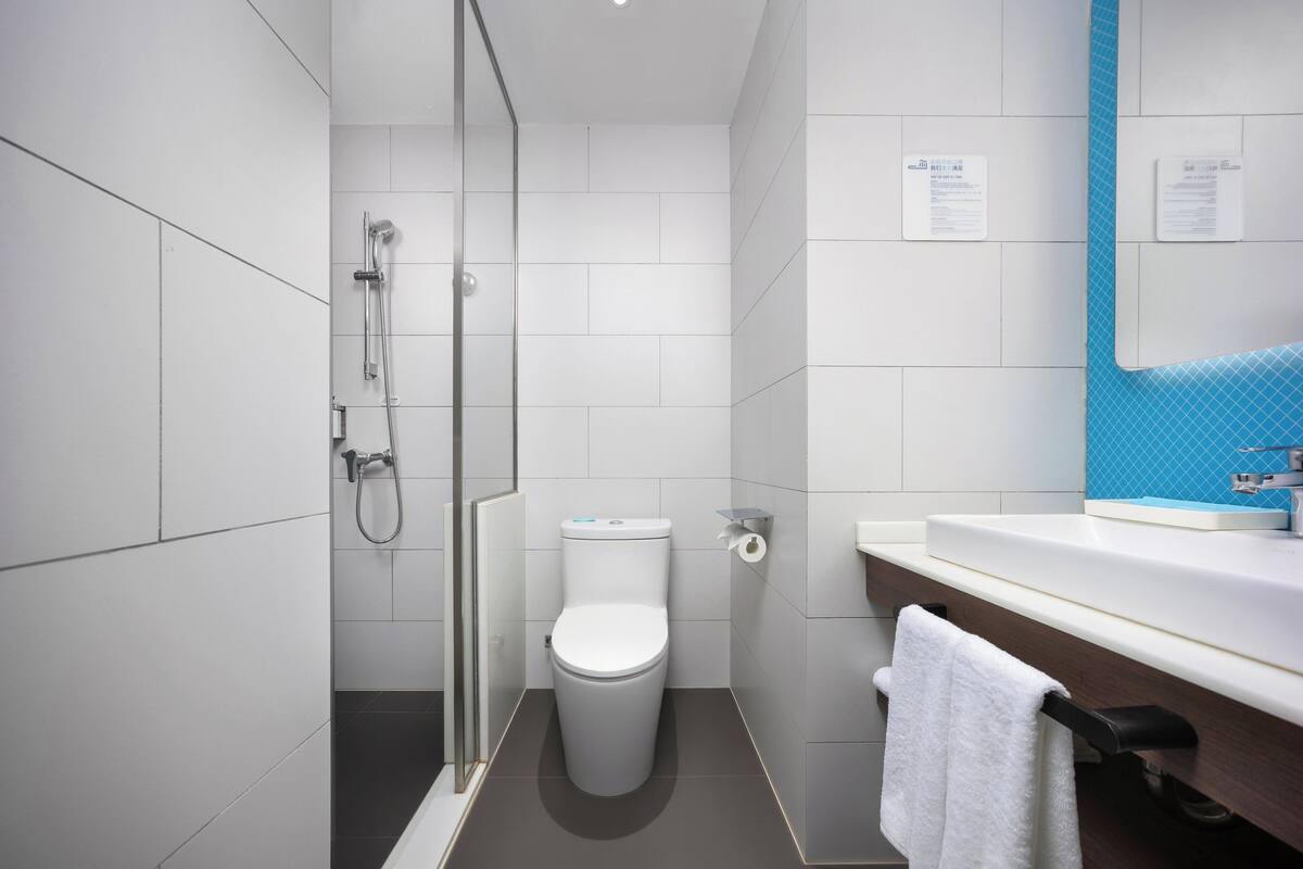 Standard Room, 2 Twin Beds | 1 bedroom, premium bedding, in-room safe, desk