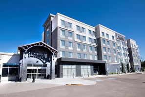 A Staybridge Suites hotel with a modern facade, multiple floors, and a clear sky. - Staybridge Suites Red Deer North by IHG (Red Deer)